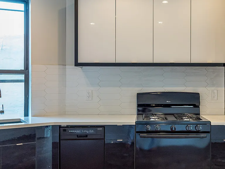 663 Hancock St #9 — Photo 8