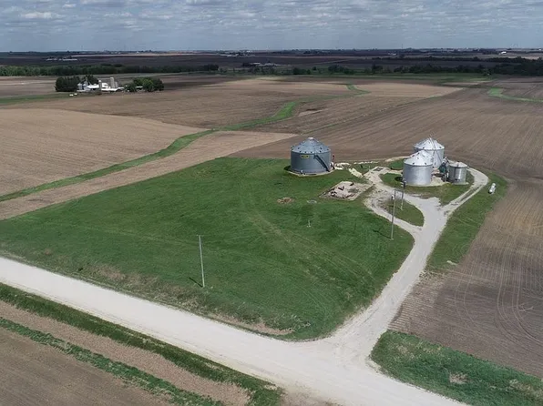 2906 Washington Ave, Coggon, IA 52218