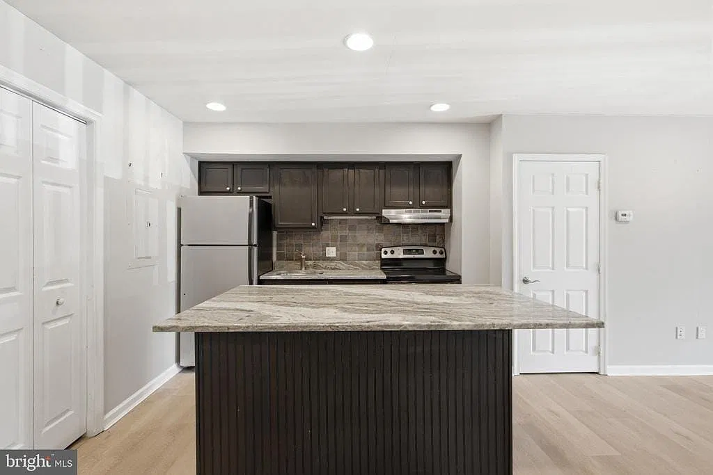 3 bed, 2.0 bath, 1780 sqft, $3,200 — Photo 4