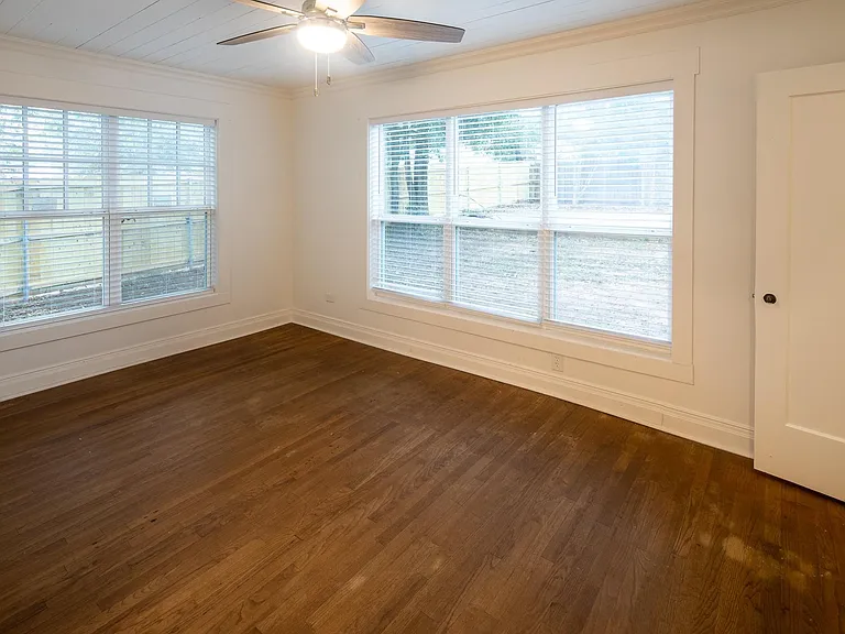 407 E Houston St — Photo 10