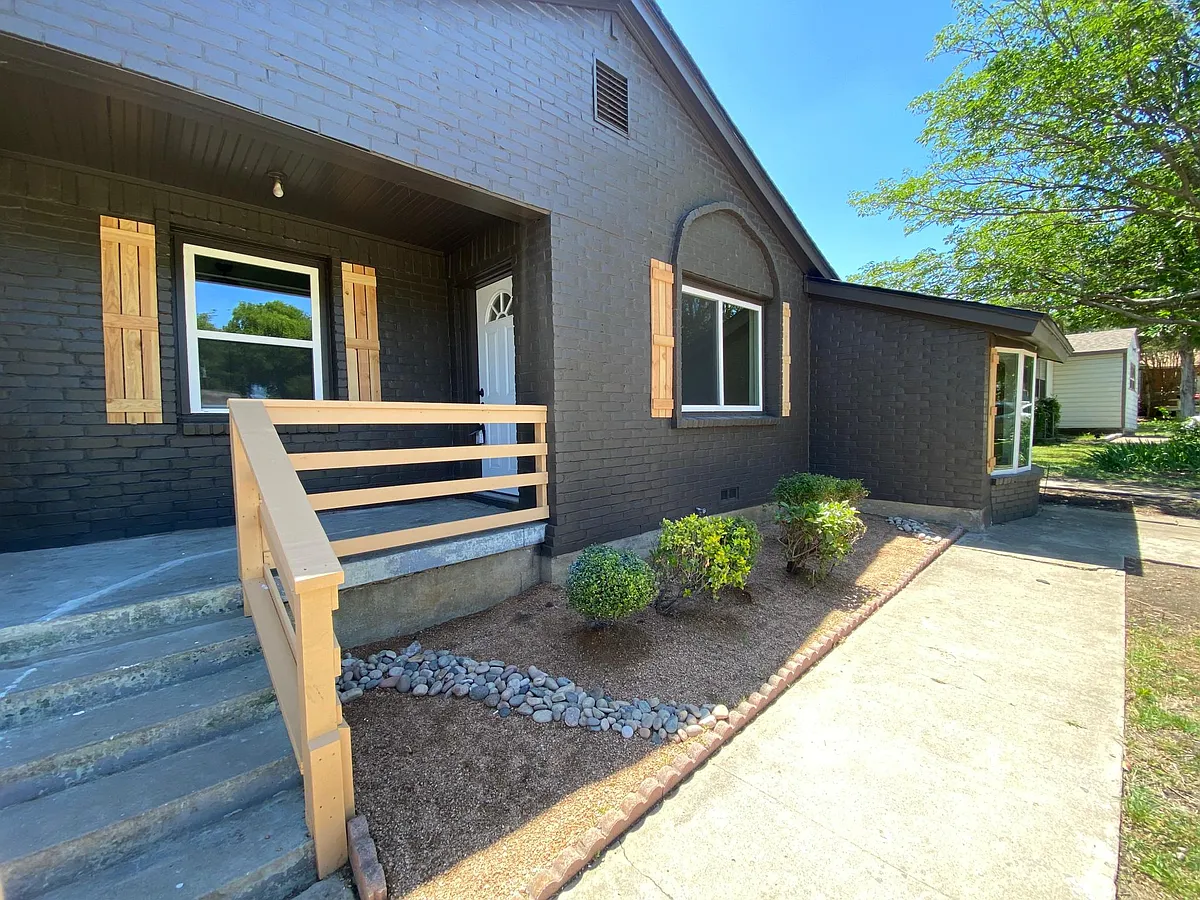 Building Photo - 2512 Burton Ave