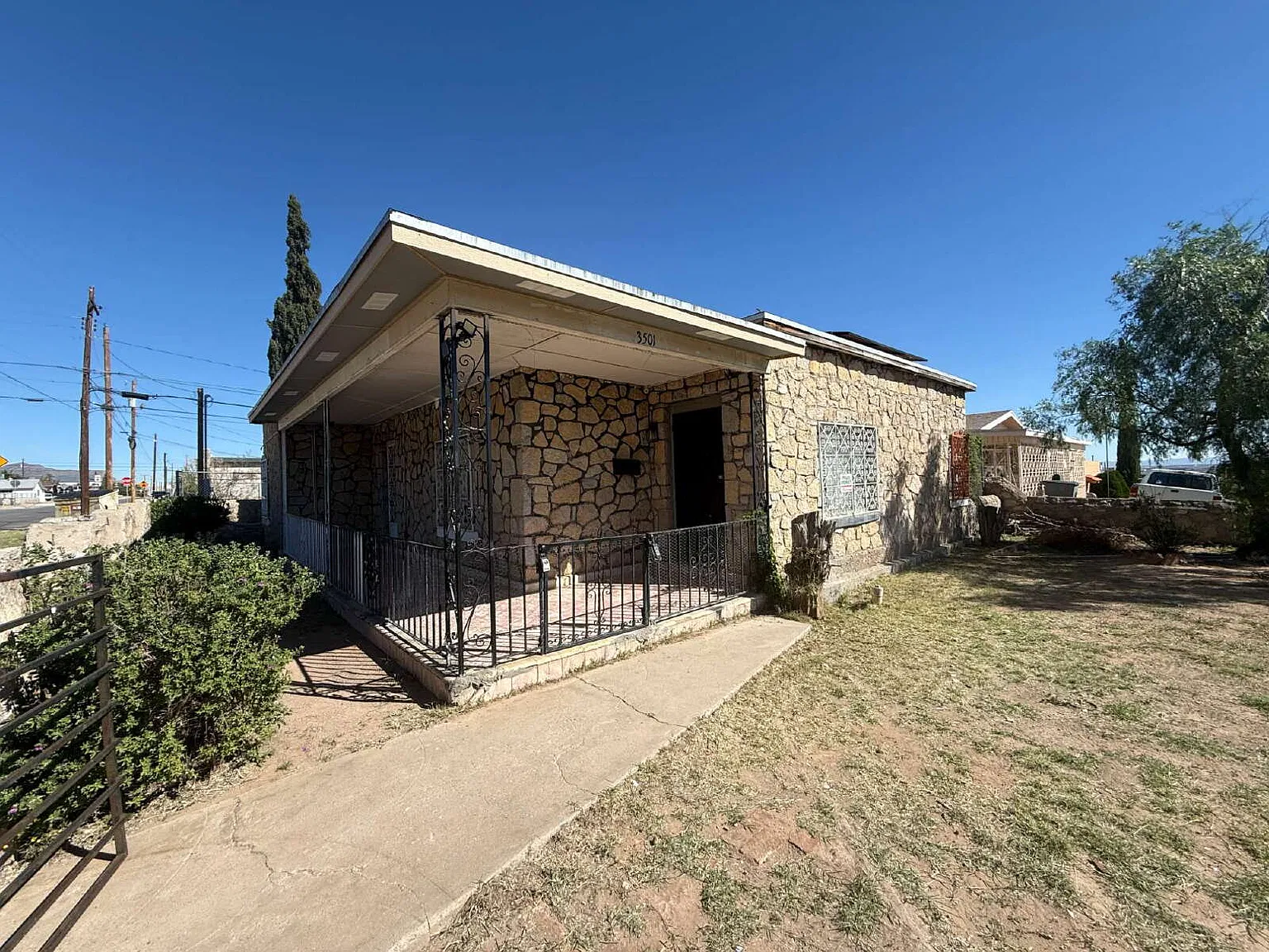 2 bed, 1.0 bath, 1051 sqft, $1,399 — Photo 2