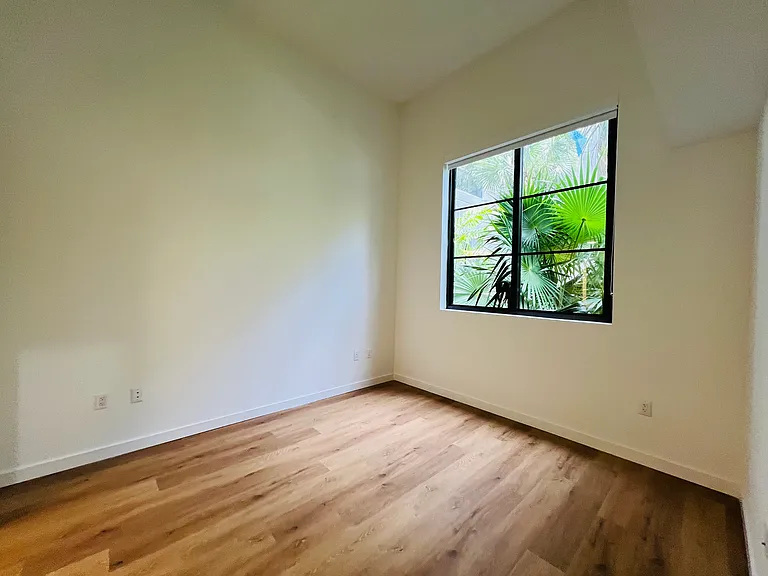 1652 NE 124th St #102 — Photo 9