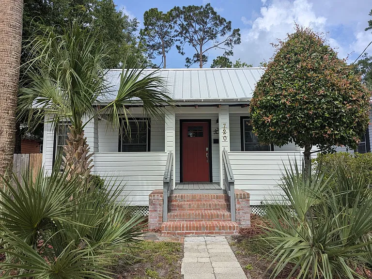 720 NW 3rd St — Photo 1