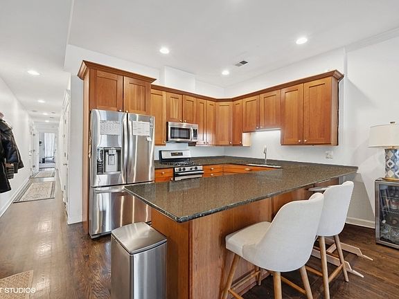 3rd image of 2457 N Lincoln Ave APT 2