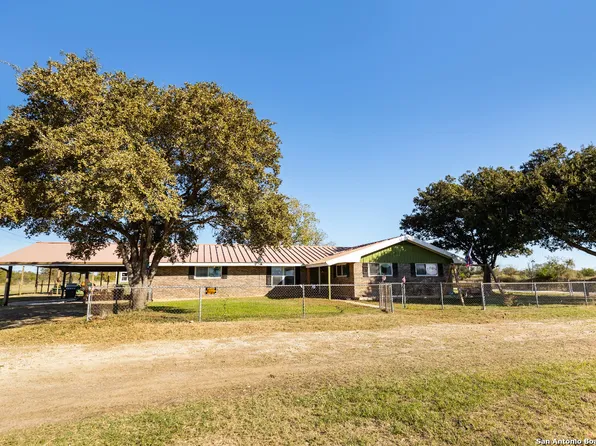 458 COUNTY ROAD 664, Devine, TX 78016