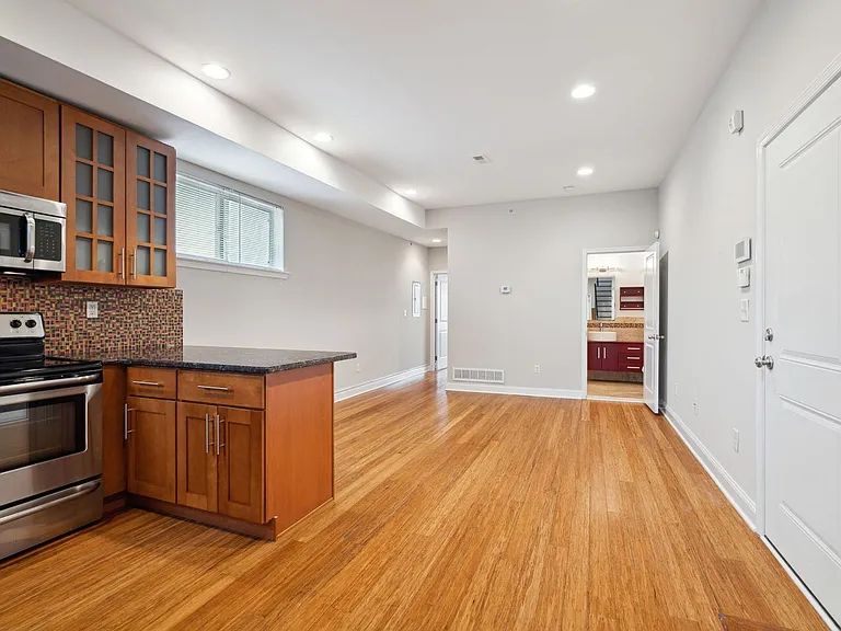 1633 Carpenter St — Photo 4
