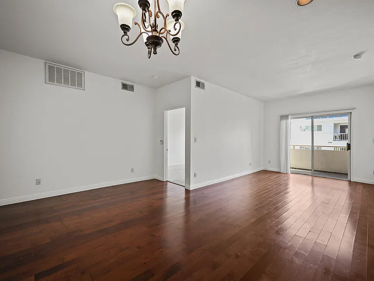 111 S Croft Ave — Photo 26
