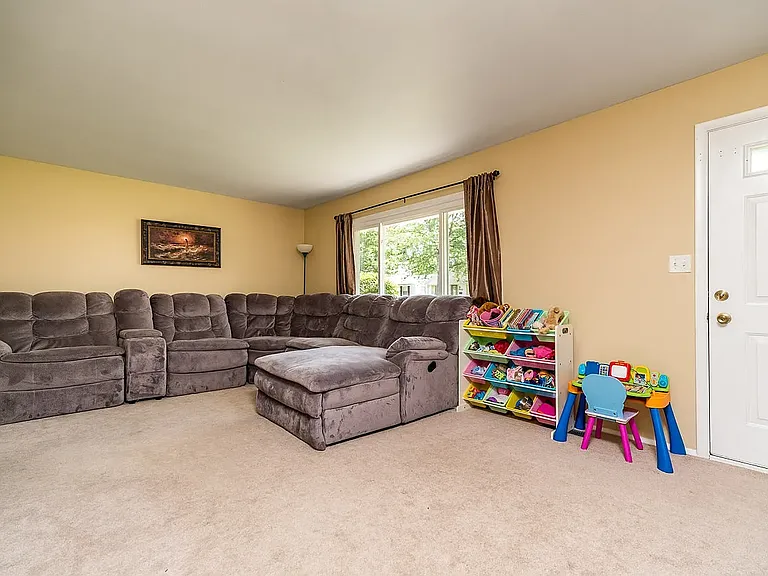 7527 Pinedale Dr — Photo 3