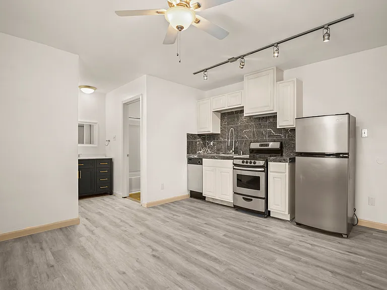 210 W 38th St #12 — Photo 2