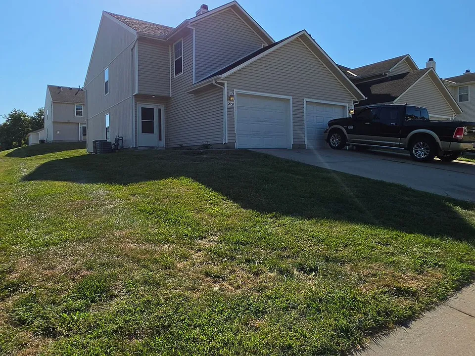 205 NE Dogwood St #C-D