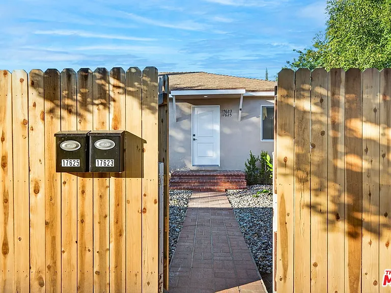 17623 Burbank Blvd — Photo 4