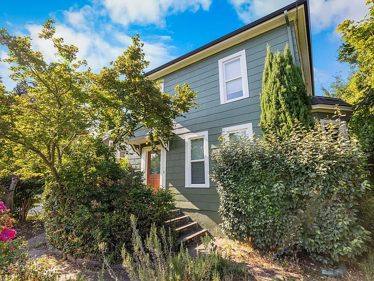 2047 N Sumner St — Photo 29