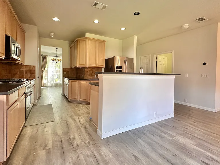 7447 Ravenhill Dr — Photo 2