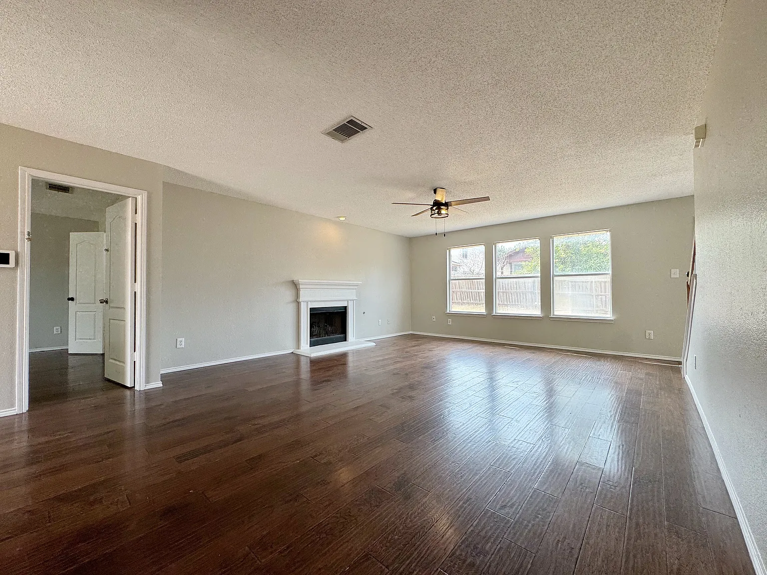 5 bed, 2.5 bath, 2628 sqft, $3,200 — Photo 3