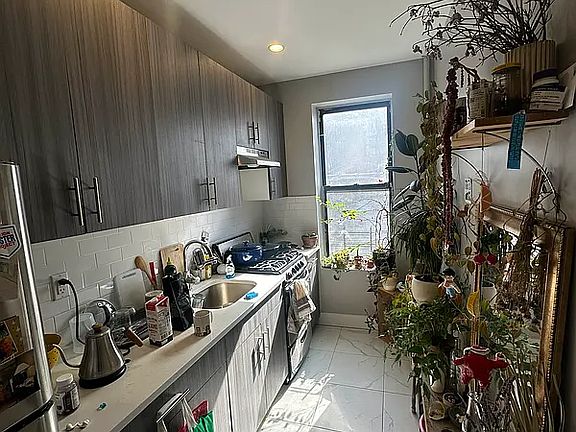 2nd image of 802 Park Pl APT 2B