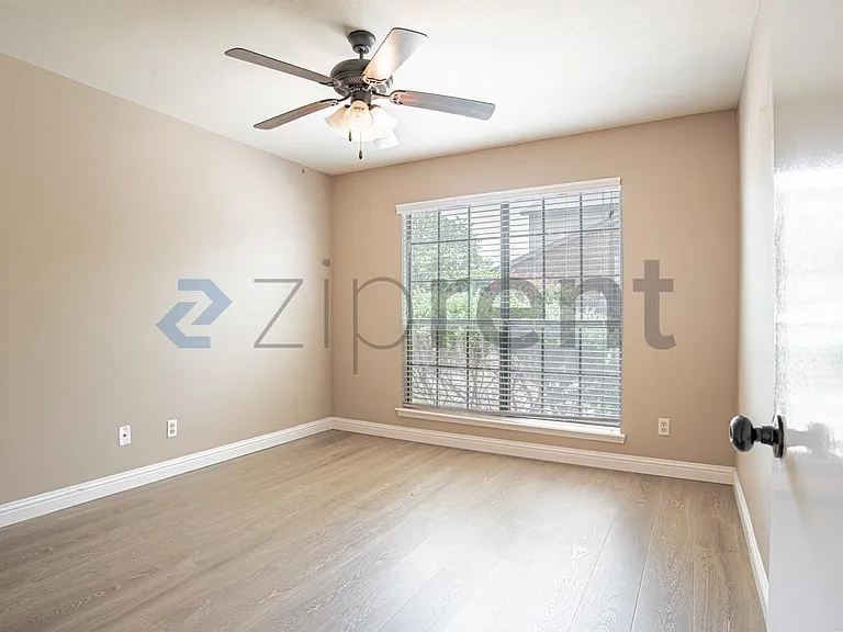 334 W Harwood Rd #A — Photo 9
