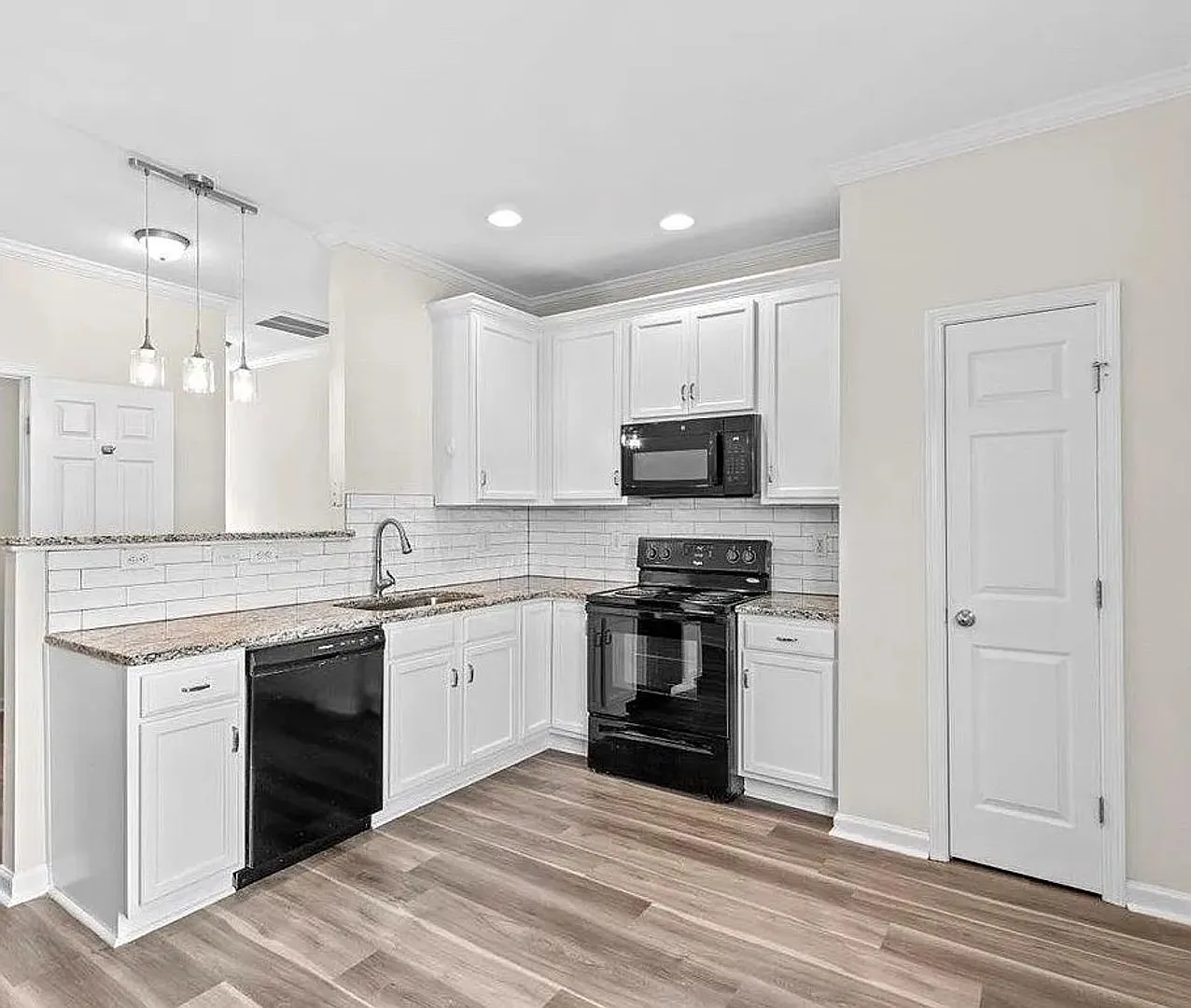 Spacious 3-Bedroom Townhome in Ganyard Farm — Photo 2