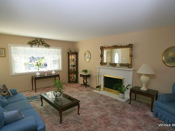2nd image of 3581 Earl Dr