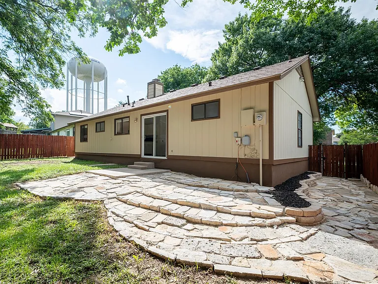 1601 Primrose Trl — Photo 18