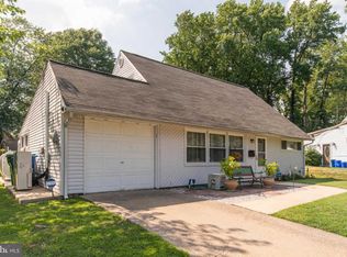 15 Peppermint Rd, Levittown, PA 19056