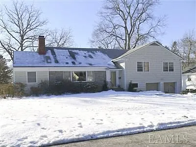 715 Claflin Ave photo 1