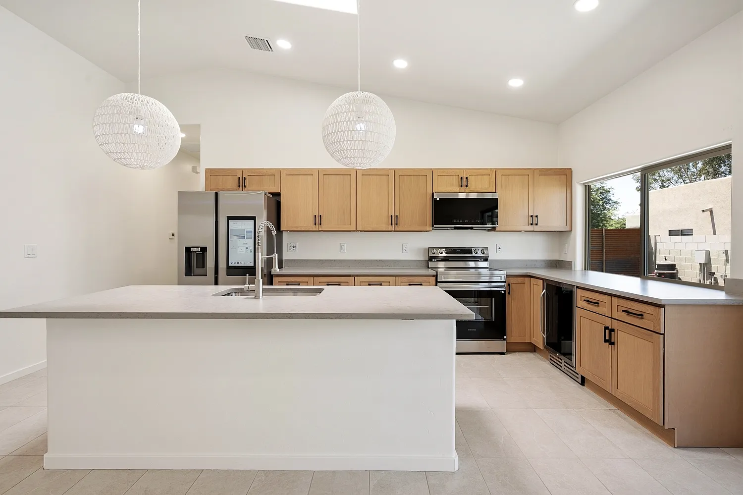 8 bed, 3200 sqft, $7,800 — Photo 3