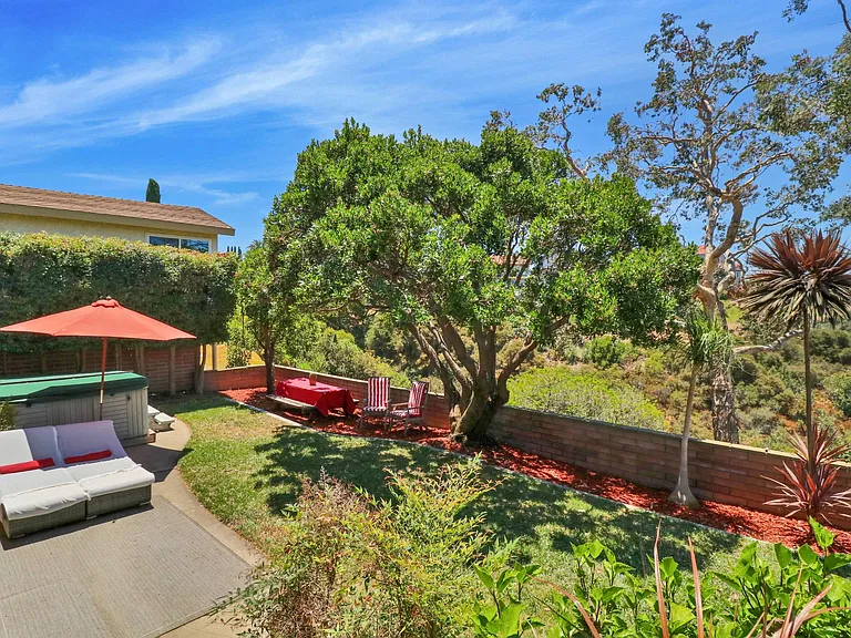Large backyard with panoramic canyon views! Enjoy this peaceful oasis tucked away in the middle of San Diego... (Jacuzzi tub--and maintenance--included!)