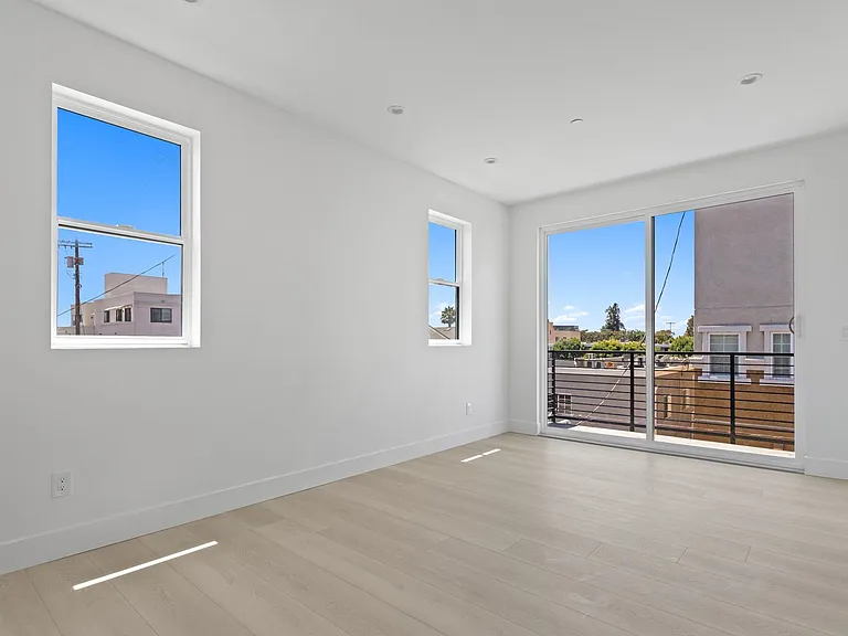 1815 Barry Ave — Photo 34