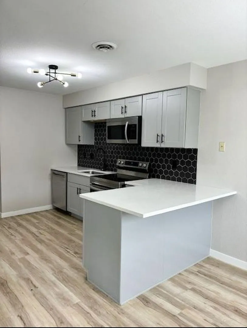 Frederick 2 bedroom one bathroom available for immediate move in — Photo 1