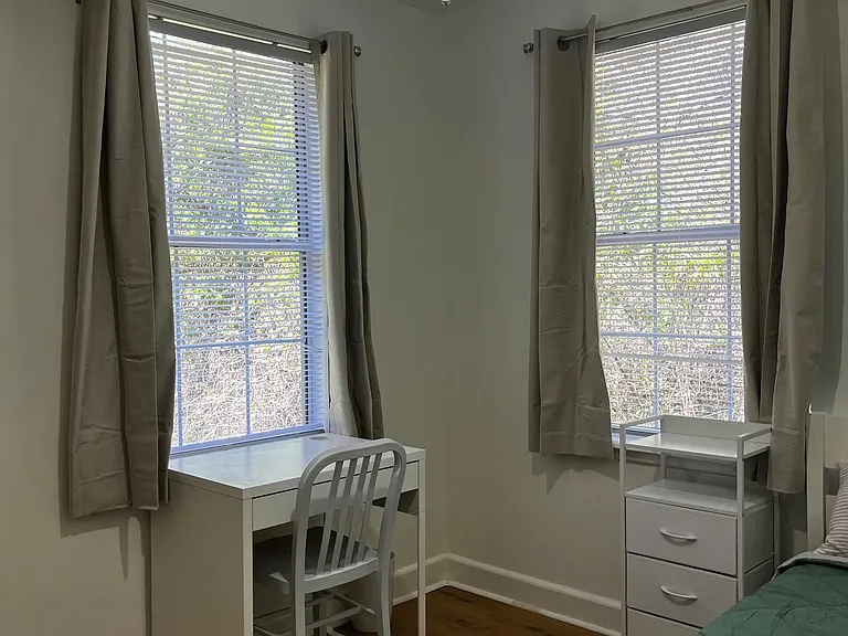 Avenue B — Photo 3