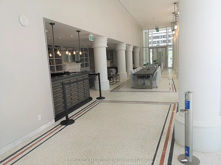 33 Helendale Ave #617 — Photo 4