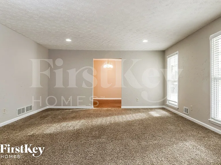2324 Sussex Ct — Photo 2