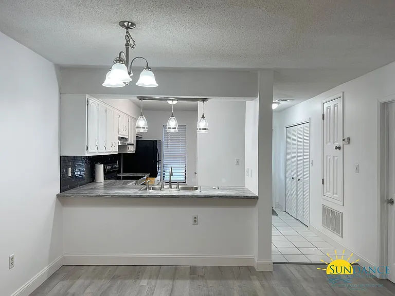 308 Woodrow St E #F — Photo 3