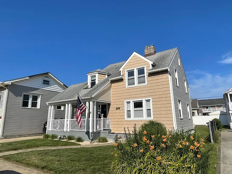 1704 Surf Ave — Photo 1