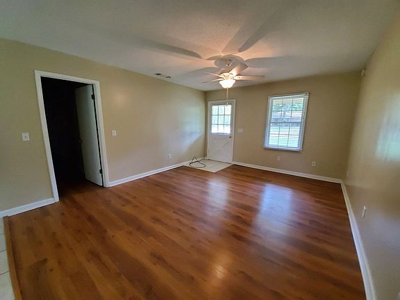 3rd image of 105 Springdale Rd