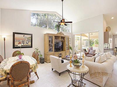 04_living-room2_2101 Mahogany Place