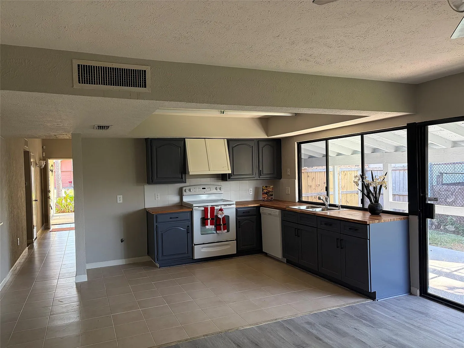 3 bed, 2.0 bath, 1876 sqft, $1,750 — Photo 4