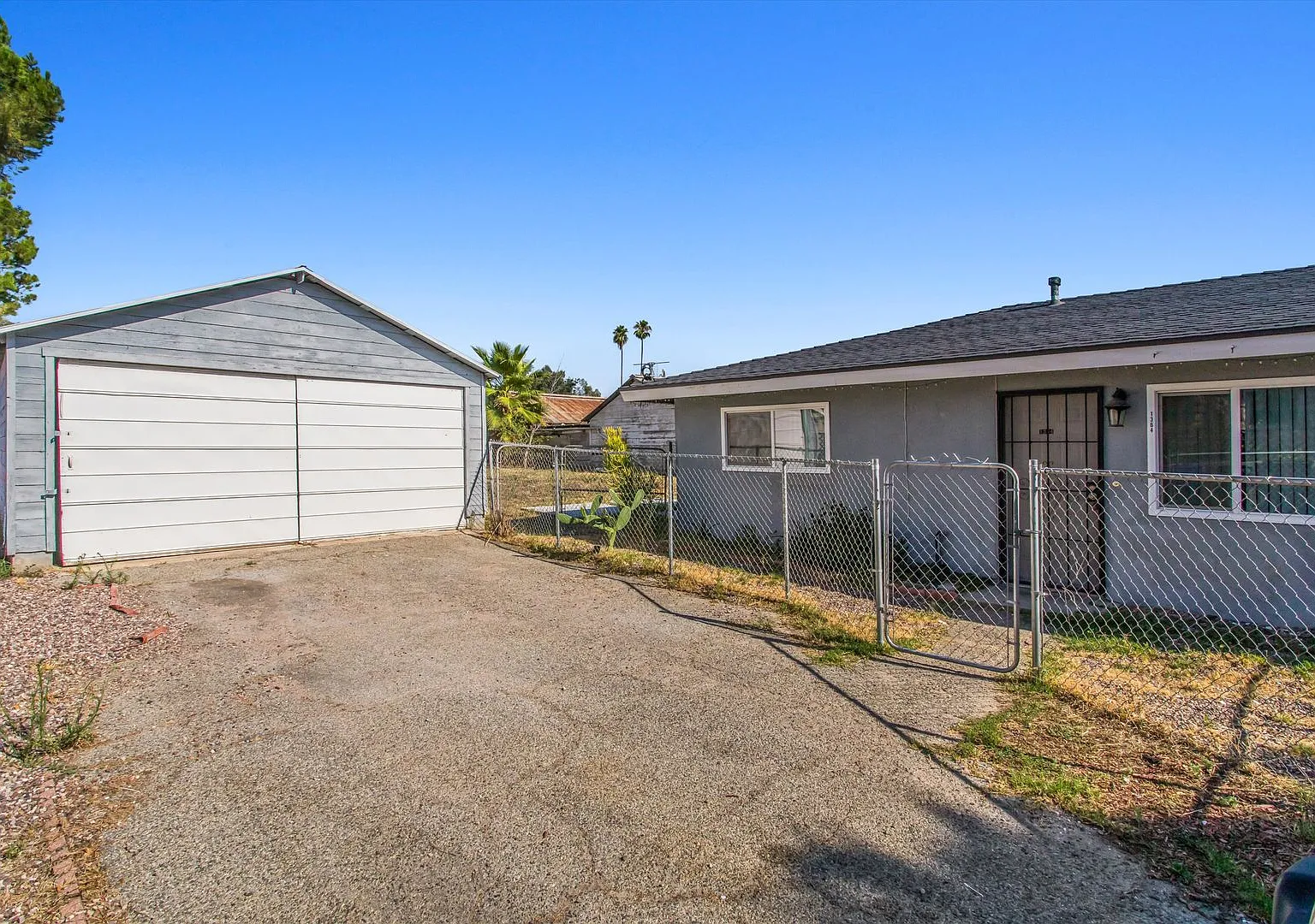 2 bedroom Duplex with Huge yard! — Photo 3