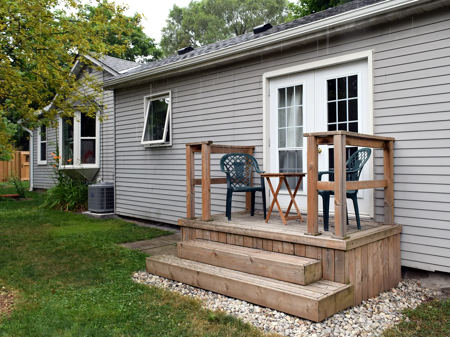 2 Bedroom Single Family Home in Dundas — Photo 3
