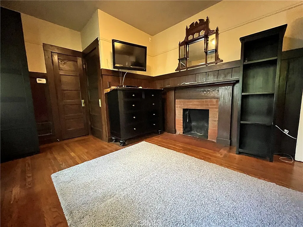 Studio, 300 sqft, $1,900 — Photo 2
