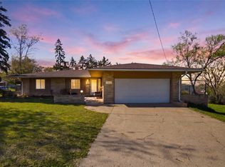 7402 Oak Brook Dr, Urbandale, IA 50322