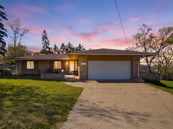 7402 Oak Brook Dr, Urbandale, IA 50322
