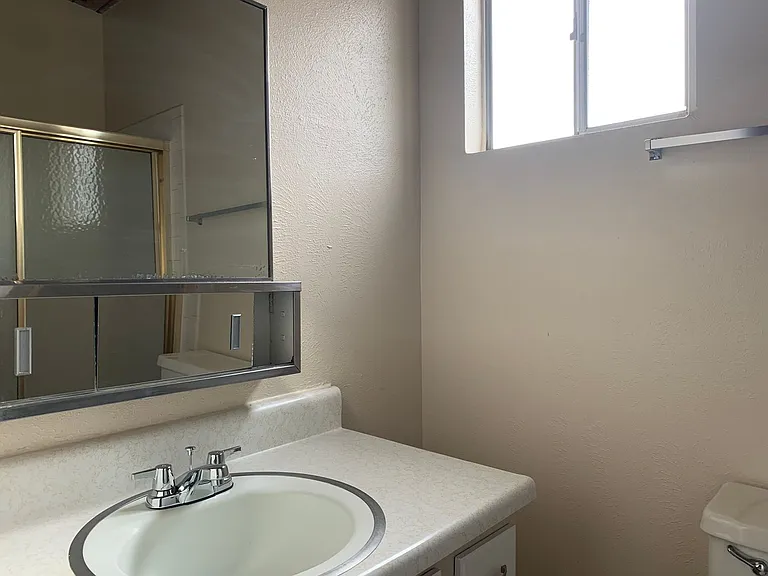 517 Vermont St NE — Photo 18