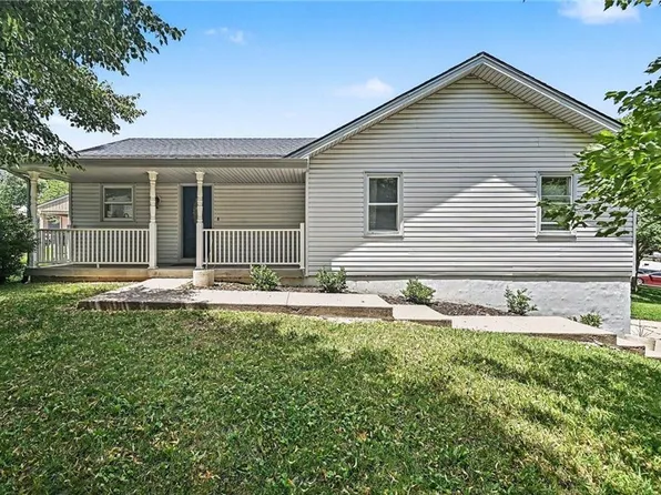1720 Regency Dr, Kearney, MO 64060