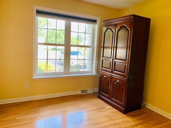 5th image of 10 Neal Dr