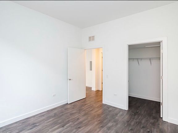 3rd image of 3420 N Lincoln Ave #206