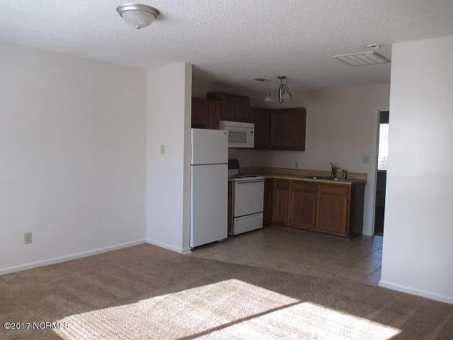 1 bed, 1.0 bath, 500 sqft, $925 — Photo 2