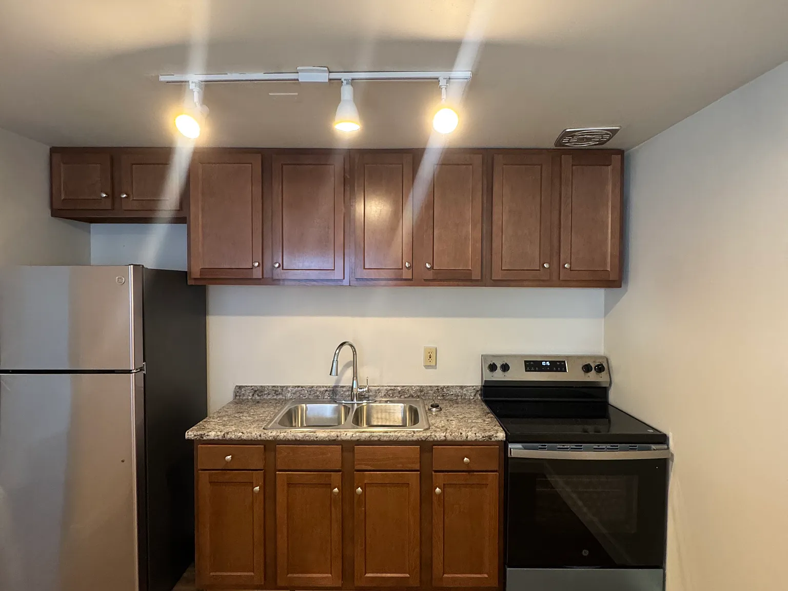 1 bed, $910 — Photo 1