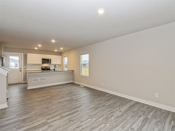 2nd image of 221 Knoll Ridge Dr